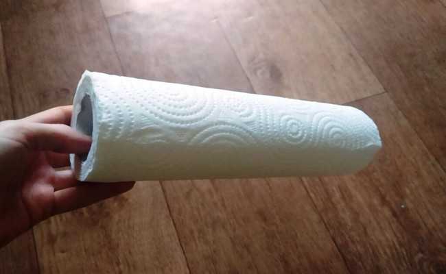 Кладу в ящики холодильника салфетки